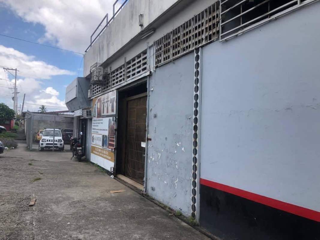 Front industrial warehouse with parking for sale Panama City