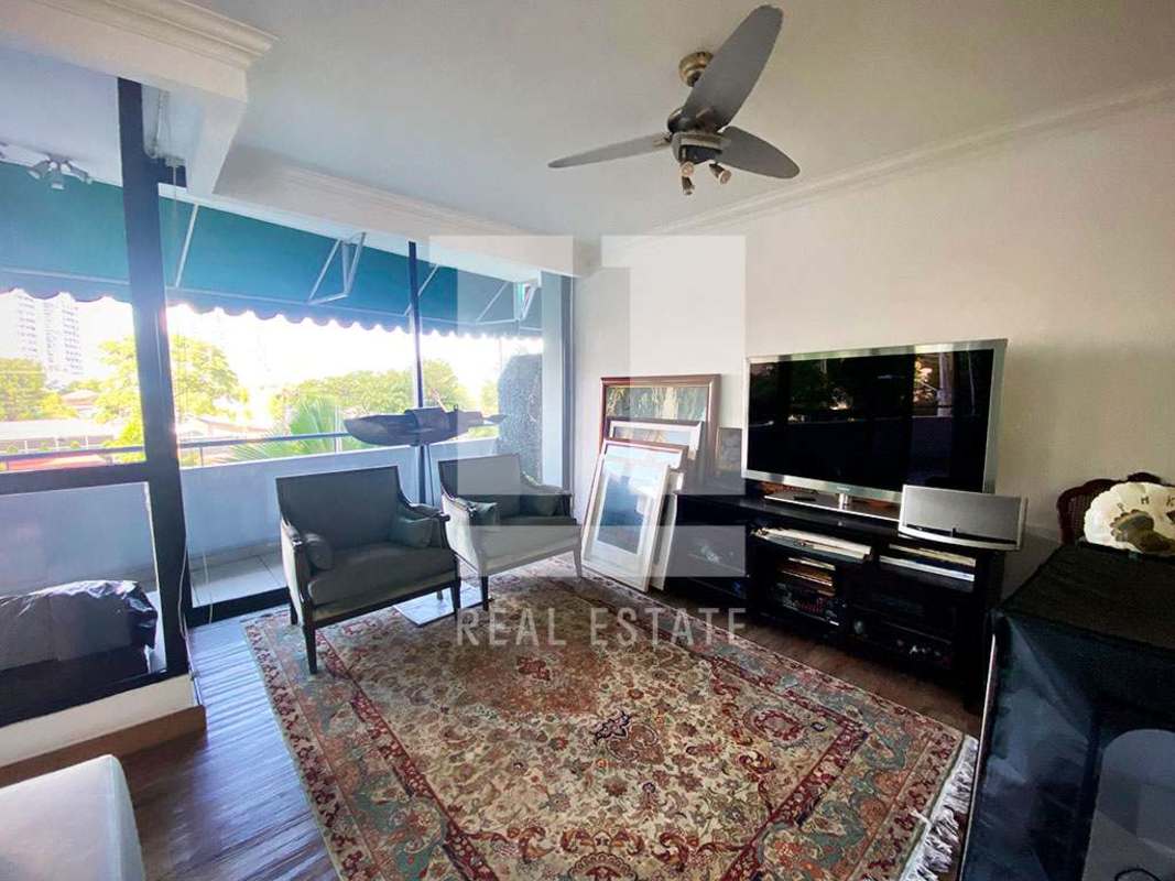 Spacious living area with natural light balcony ceiling fan PH Coco Palace Panama