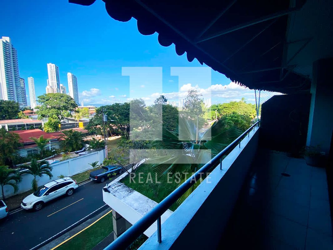 Large children's bedroom with twin beds ceiling fan PH Coco Palace Panama