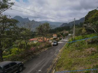Sloping forested lot with paved road access in Siena sector Altos del María Panama