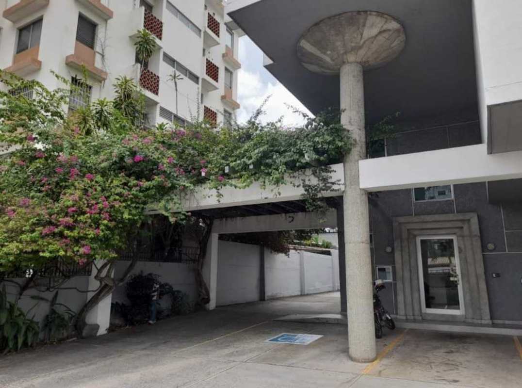 Covered entryway with parking, vertical greenery facade San Francisco Panama commercial property
