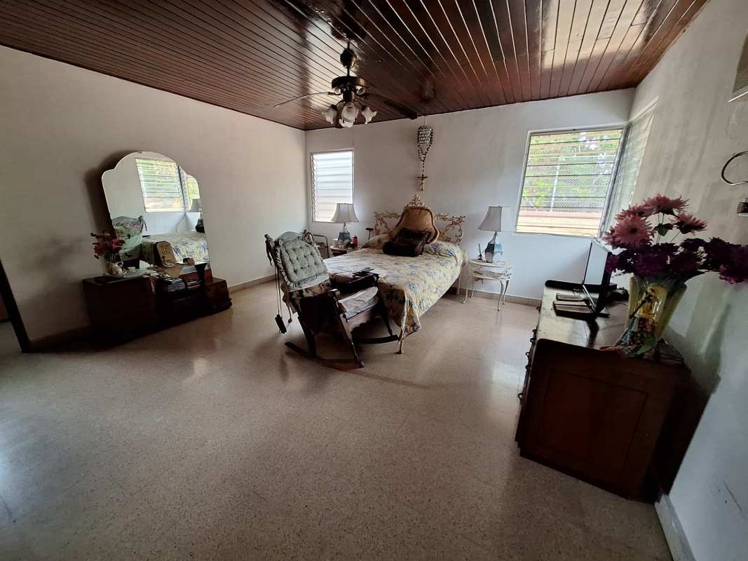 Large fenced parking and delivery space commercial property Los Angeles Panama