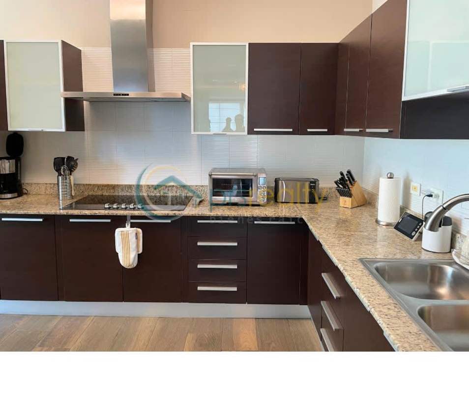 Twin bedroom with views of Panama City skyline modern décor PH Titanium Panama