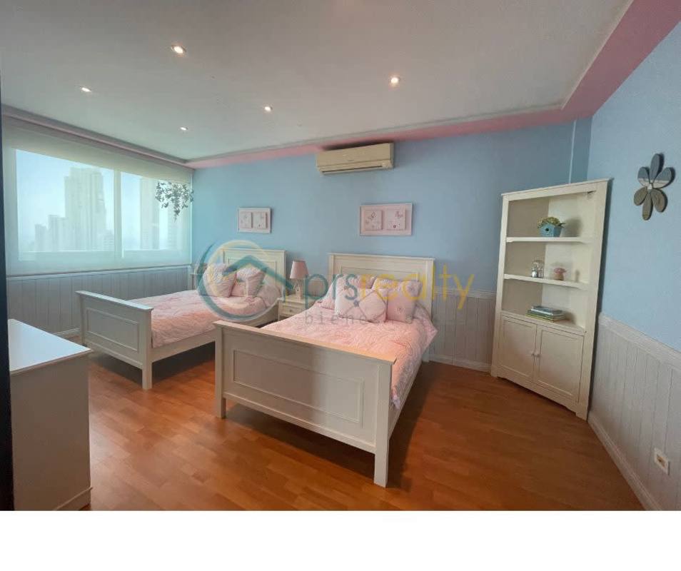 Luxurious master bedroom with large windows, panoramic ocean and skyline views in PH Titanium Panama