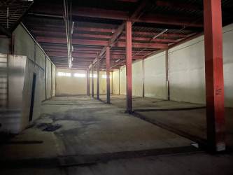 Empty warehouse interior with reinforced concrete floor and steel beams in Colón Free Zone