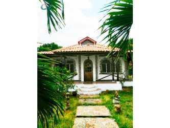 Covered garage metal roof driveway fenced yard Penonomé Coclé Panama