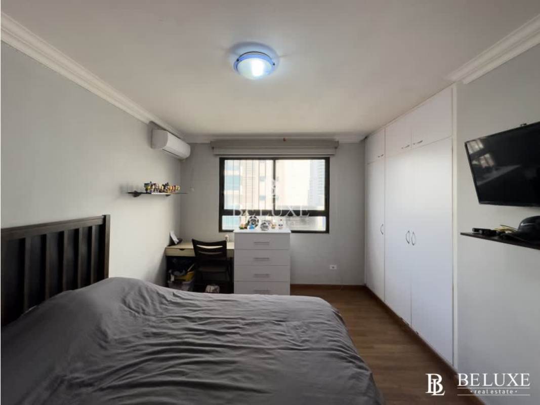 Bathroom with marble countertop and shower in PH Country Park San Francisco Panama