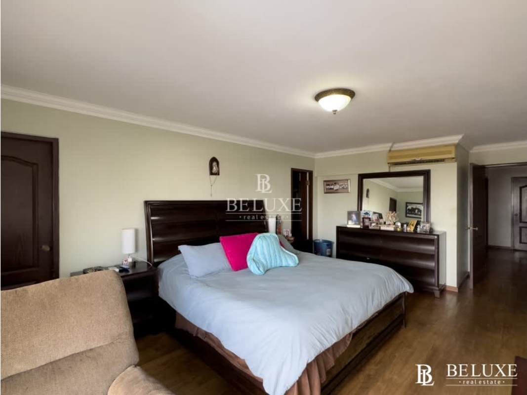 Large master bedroom with window, AC and closet in PH Country Park San Francisco Panama