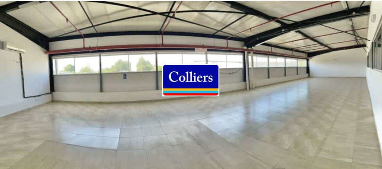 Warehouse with large loading dock area, ramp and parking in Panama City