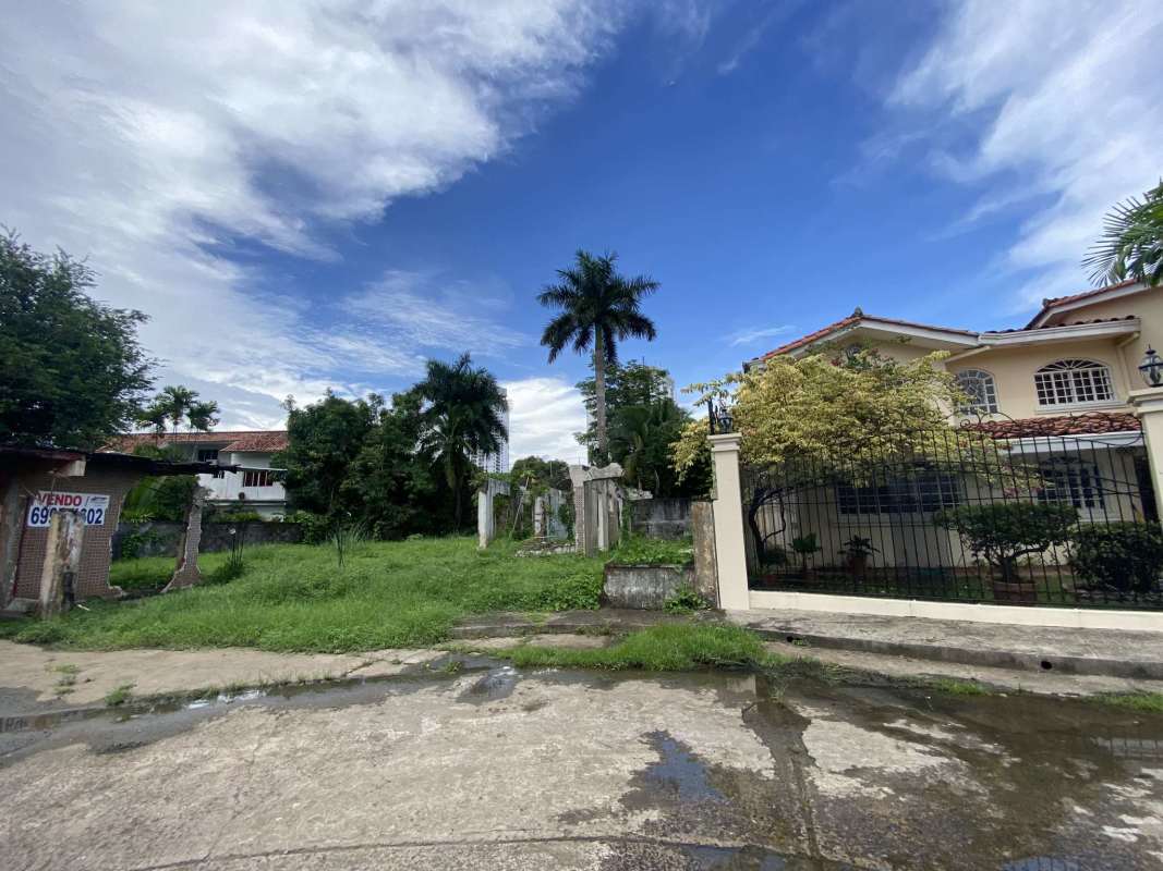 Vacant lot with ruins of concrete structure surrounded by greenery in Loma Alegre Panama