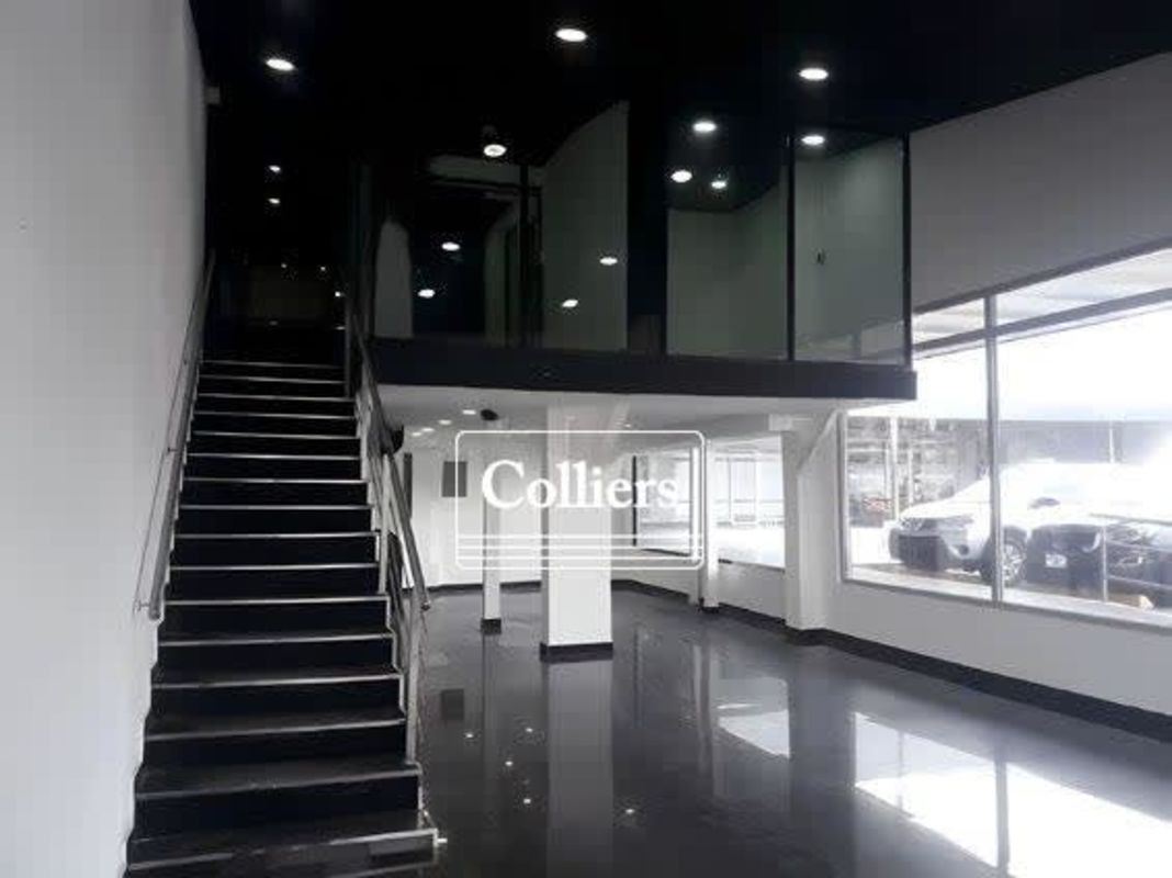 Modern facade of Plaza Novey Los Angeles with Novey hardware and ample parking on Vía Transístmica Panama City