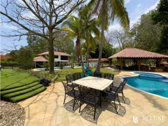 Beachfront Golf Resort House with Guesthouses in Coronado