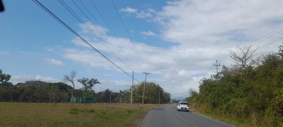 Access road next to 813m2 lot near Penonomé with mountain backdrop for sale