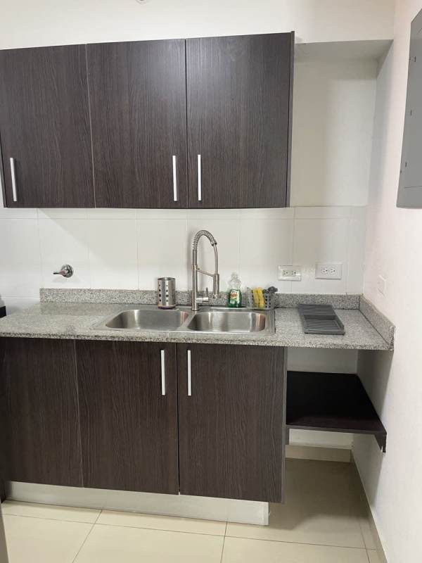 Second bedroom with bright light and closet PH Sky Park Carrasquilla Panama