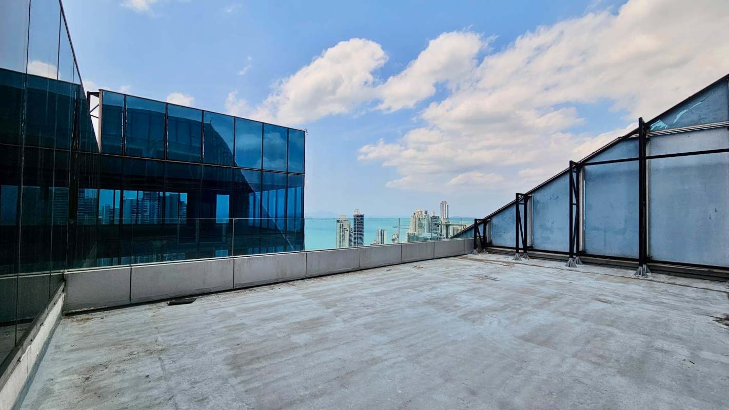Oceania Business Plaza Tower 1000 with modern glass façade and skyline reflection in Punta Pacifica