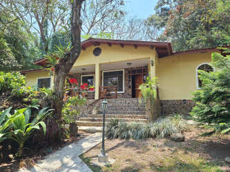 Lush garden with stone pathways at estate for sale in Altos del María Panama