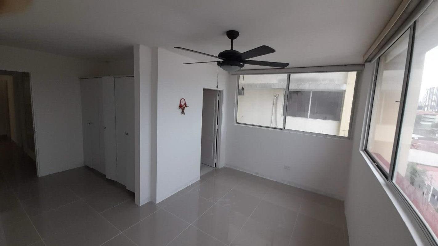 Bedroom with large windows, ceiling fan and built-in closet at PH Park Place Panama