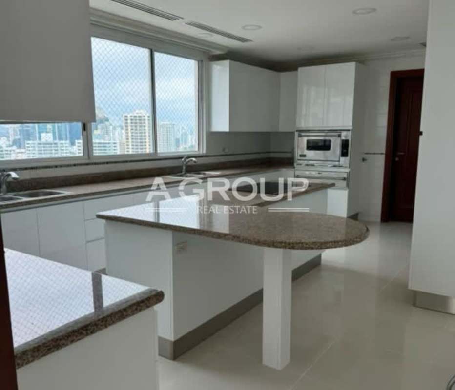 Living area with marble floors, large windows and built-in unit in City Tower Punta Paitilla