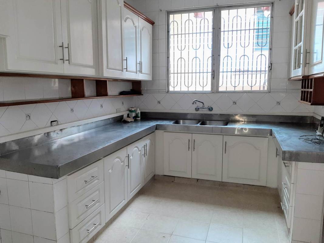 Bright master bedroom balcony access split AC and closet house rental San Francisco Panama