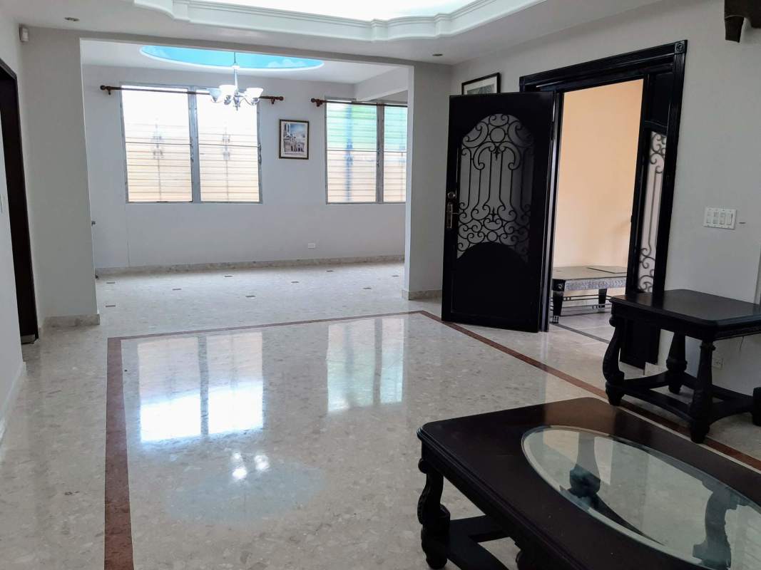 Covered terrace with garden space house rental in San Francisco Panama City