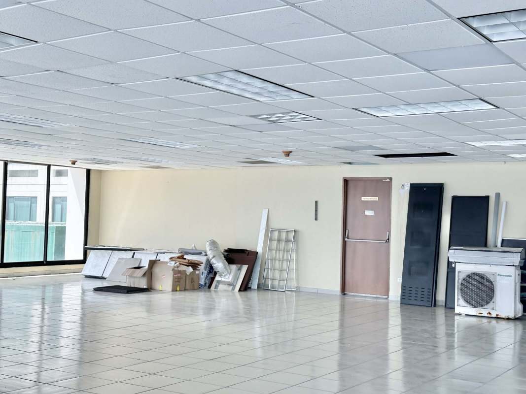 Corner commercial space with windows and panoramic views Coco del Mar Panama City