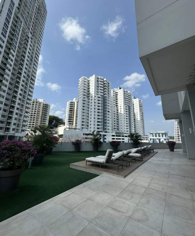 Sun deck with lounge chairs at PH Vivendi Green Panama Betania