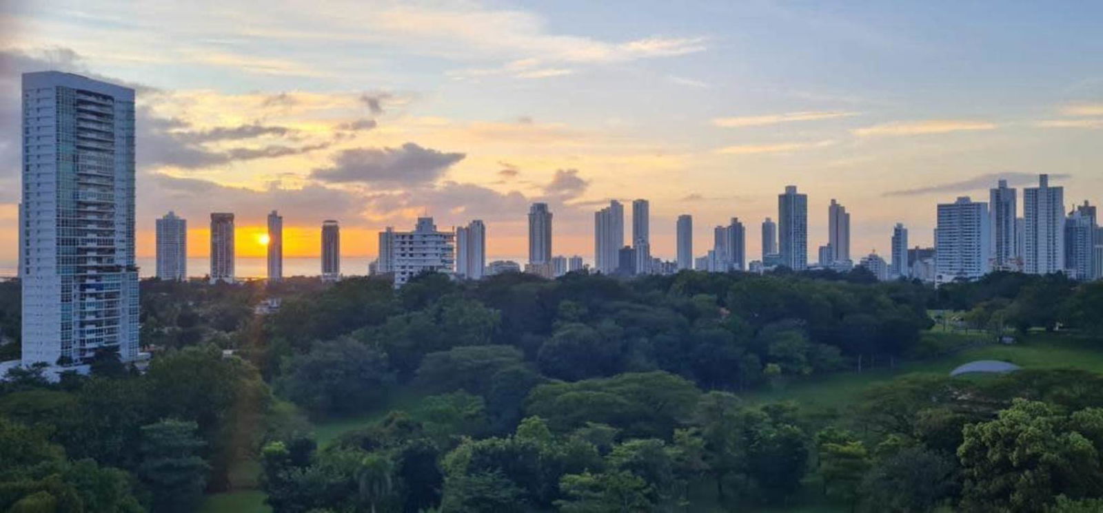 Dining space with panoramic windows in renovated penthouse PH San Francisco Park Panama City