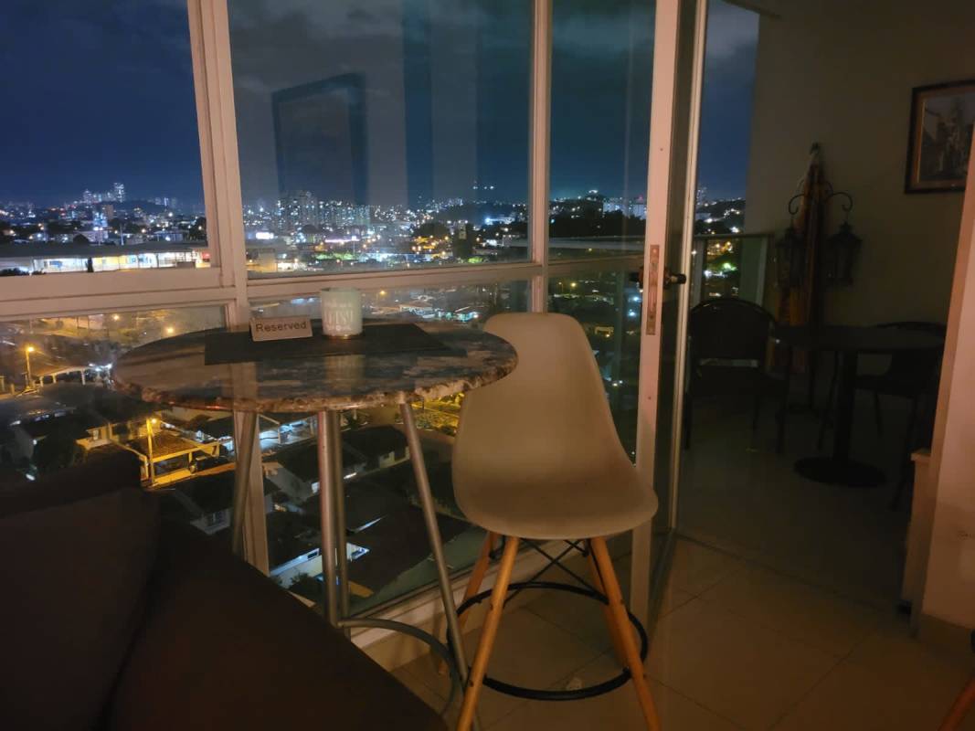 Spacious living room with big window overlooking Panama skyline PH Creta Chanis apartment