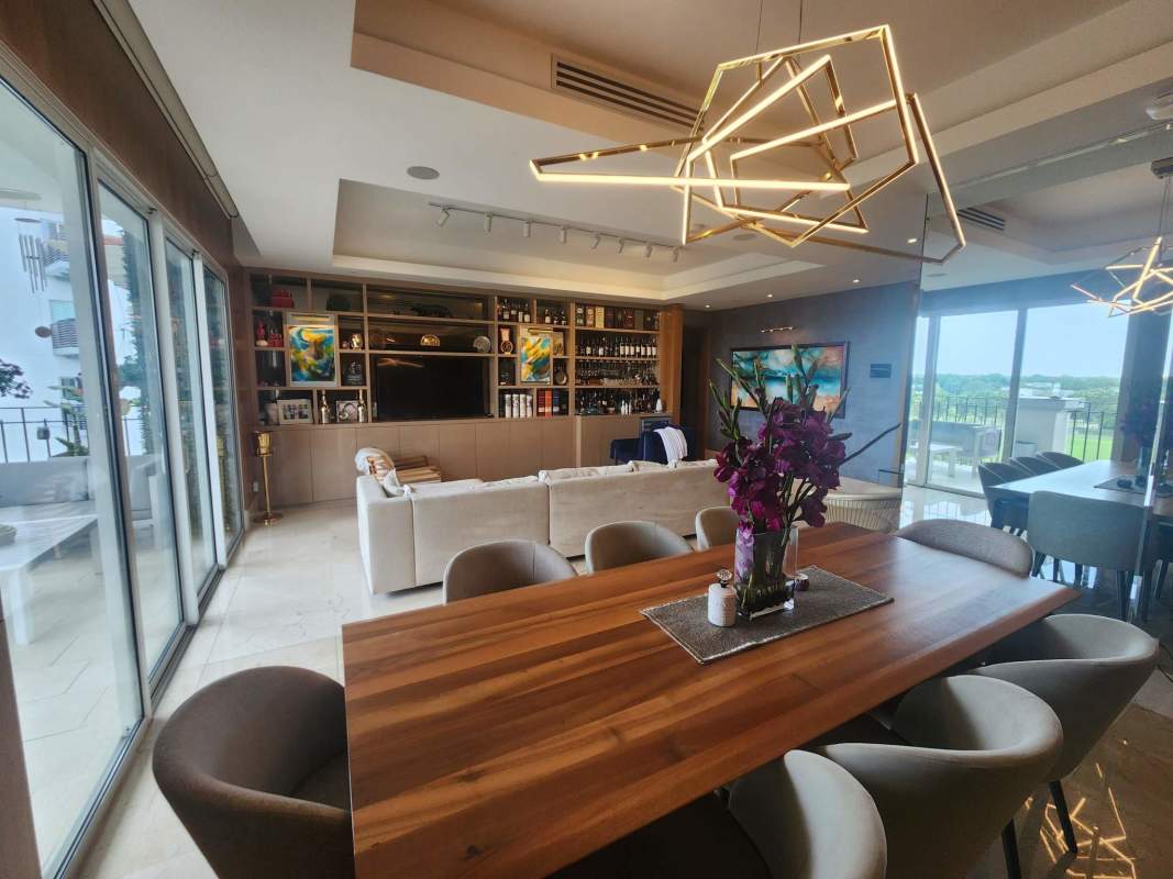 Contemporary dining space with wood panels and marble floors in The Reserve Panama