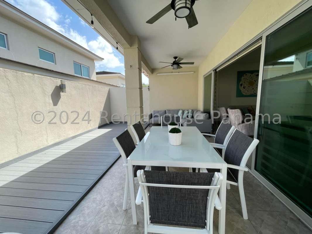 Bright family area with windows and seating, porcelain floors in PH Altos del Parque