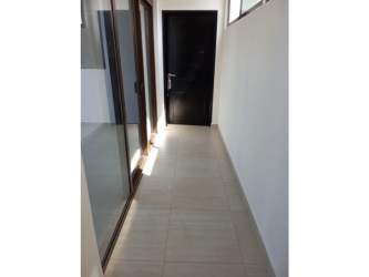 Modern bathroom with bathtub, glass shower enclosure, vanity in PH Nativa house Panama Pacifico