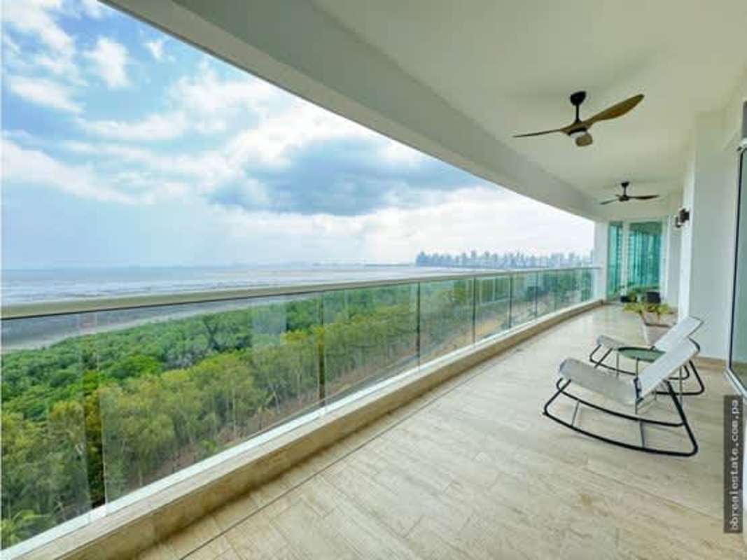 Spacious modern kitchen with island at PH Marea II in Costa del Este