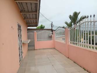 Basic open kitchen with sink pink walls tile floor Burunga house Arraiján