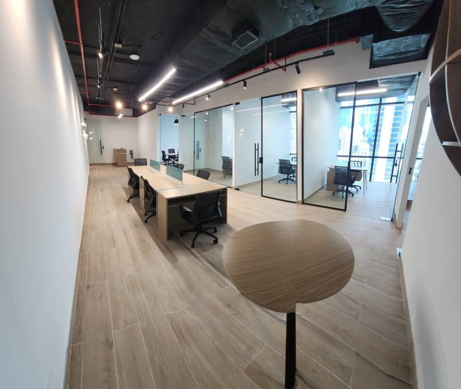 Modern open workspaces with dividers and glass offices in PH BICSA Tower Panama