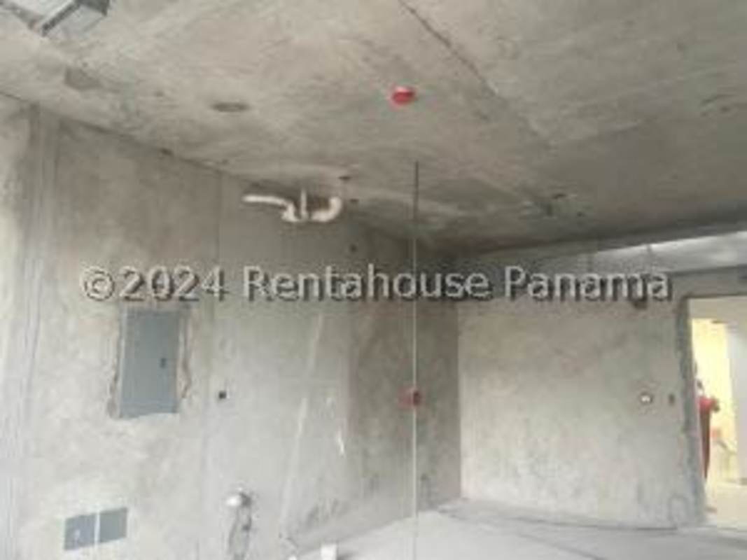 Modern elevator lobby with marble accents in Torre Medica, Panama City