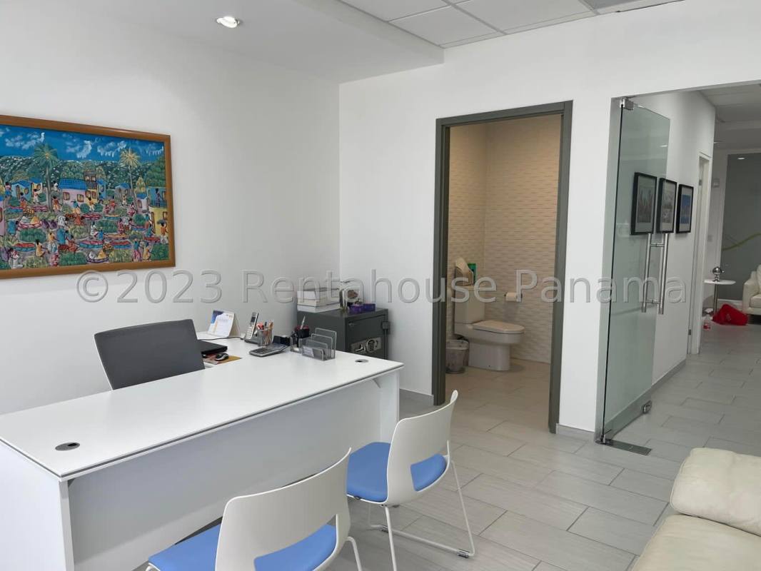 Private glass-fronted executive office with city skyline views PH BICSA Tower Panama