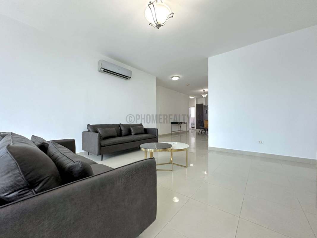 Open plan living and dining room with modern furnishings at PH Metropolitan Park Obarrio Panama