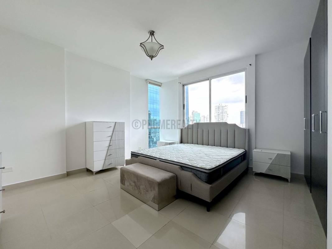 Granite countertop kitchen with appliances in PH Metropolitan Park Obarrio Panama