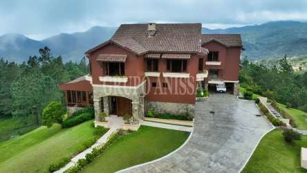Spacious gourmet kitchen with granite countertops and chef’s island in Altos del María luxury estate Panama
