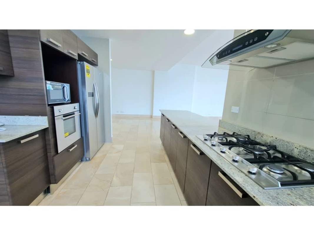 Bright living space with floor-to-ceiling windows overlooking Pacific Ocean in PH Grand Tower Panama