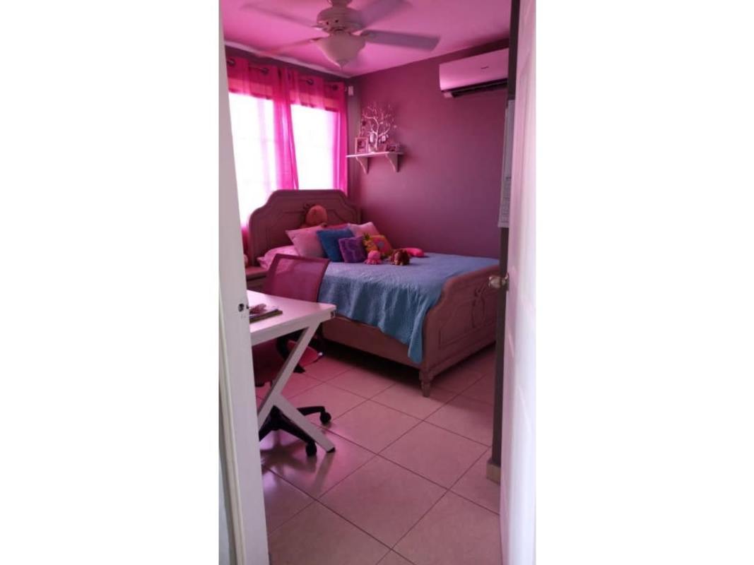 Spacious 3BR Townhouse with Pool in Villa Lucre