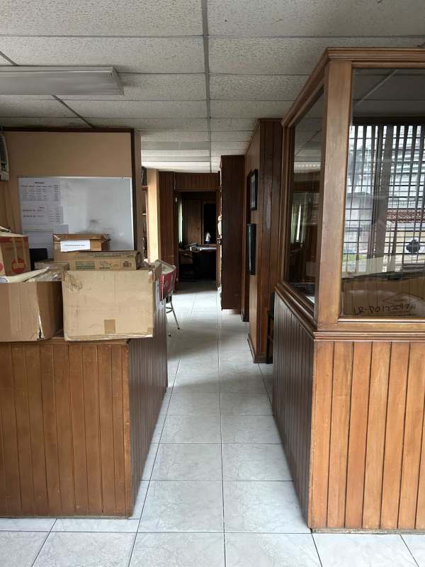 Furnished traditional office with desks built-in wood storage PH BICSA Tower Panama City