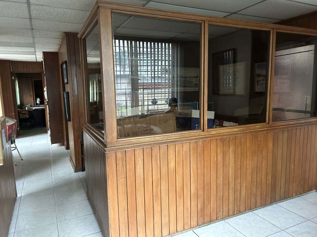 Reception and waiting area with wood panels and meeting table PH BICSA Tower Bella Vista Panama