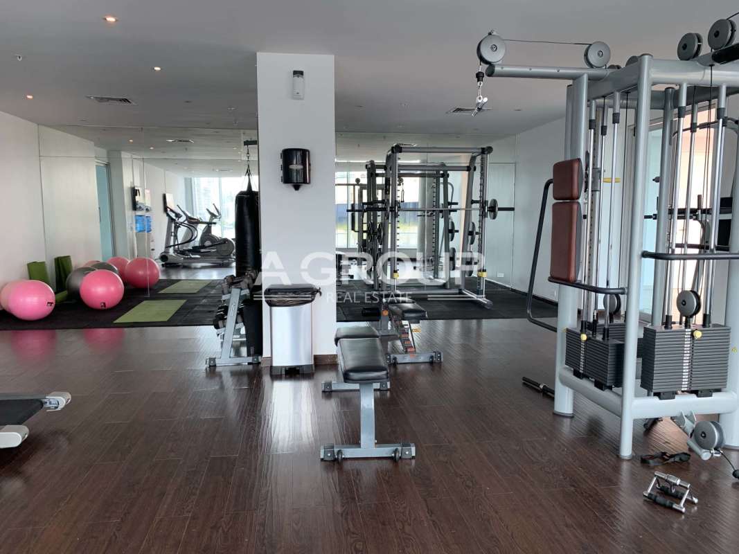 Rooftop infinity pool city and ocean views Yacht Club Tower Panama