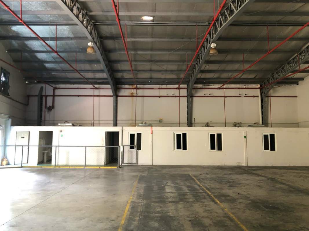Side exterior view with access ramp and metal siding warehouse rental Zona Franca Albrook