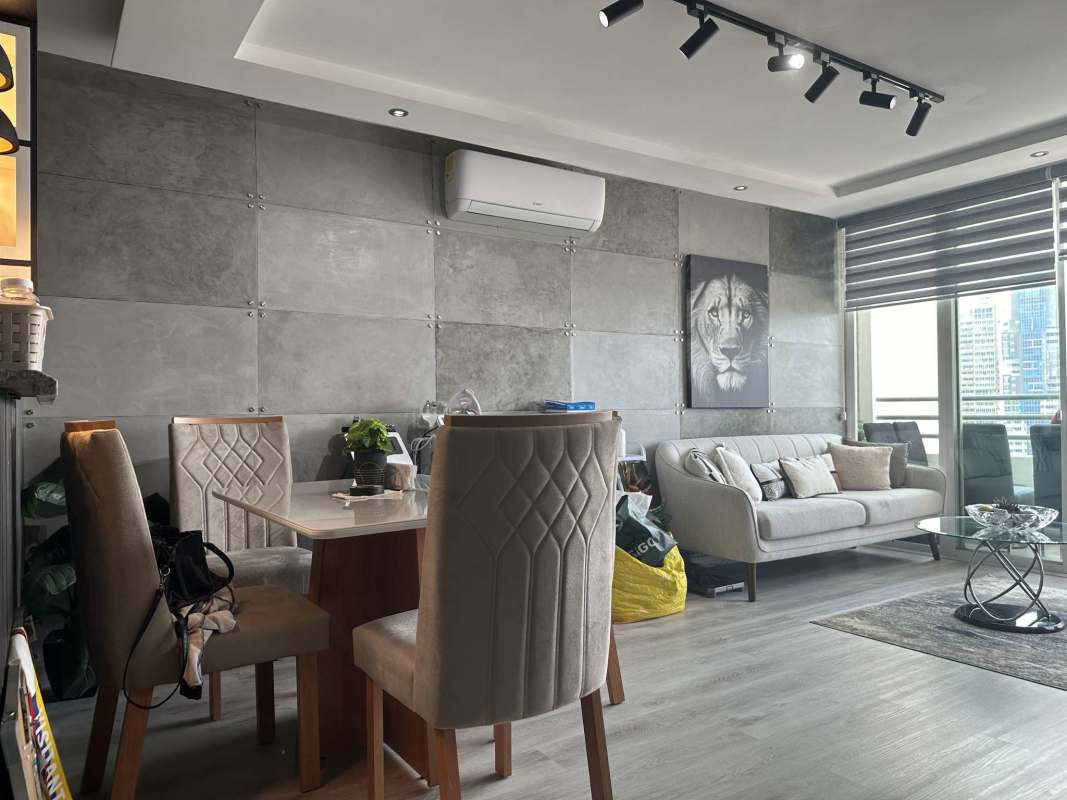 Spacious bedroom with modern decor, city views, PH Majestic Garden Edison Park Panama