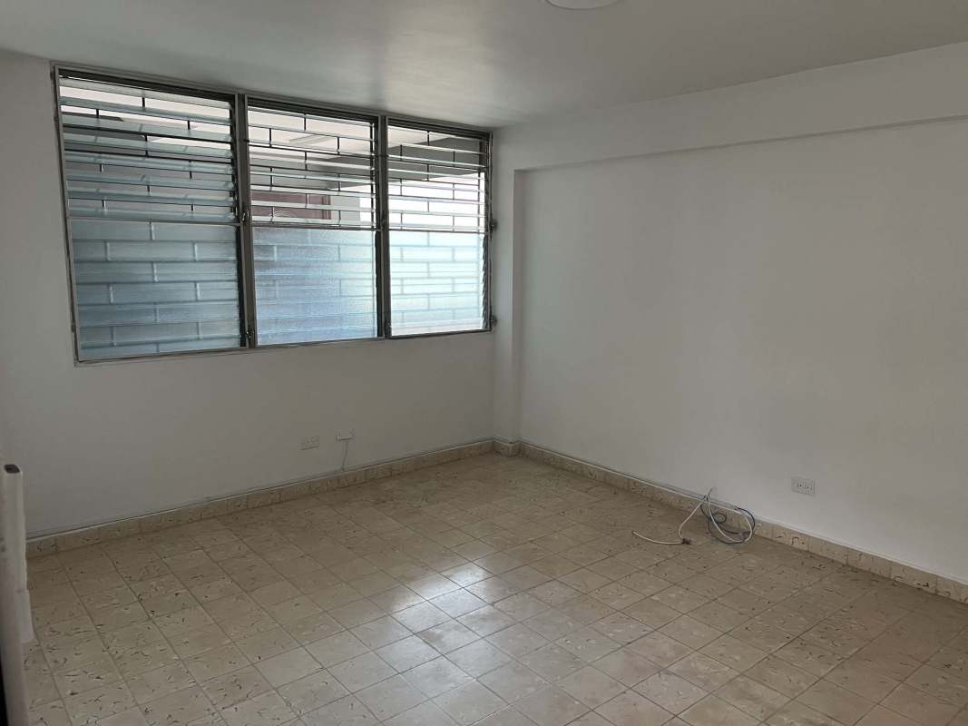 Spacious room large windows tiled floors PH Villa Hermosa Via España Panama