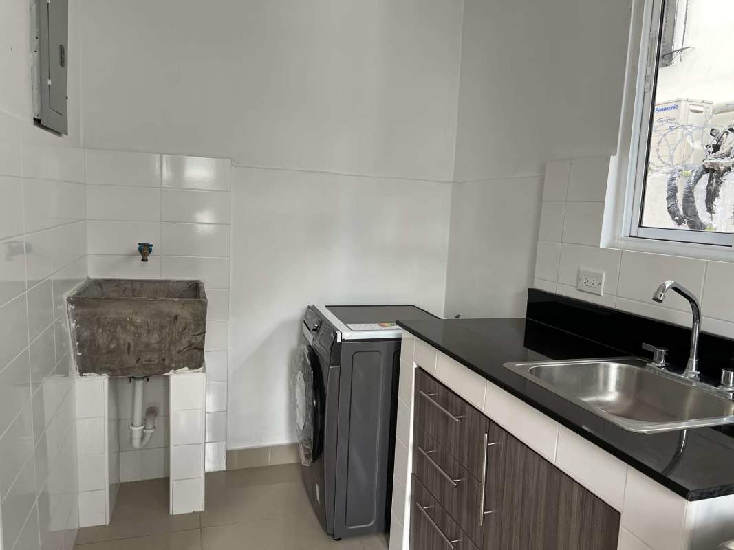 Bedroom built-in closet split AC in PH Villa Hermosa Via España Panama