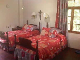 Traditional style guest bedroom with twin beds and mountain view at Casa Romero Boquete Panama