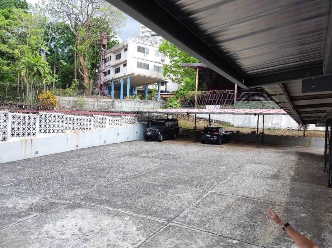 Parking lot with covered spaces and fencing at PH Edificio Via Argentina Panama City